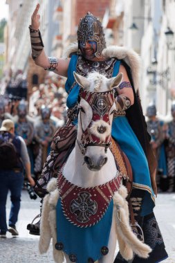 Alcoy, İspanya, 04-20-2024: 1980 yılından beri uluslararası turist ilgi festivali olan Moors ve Hristiyan Alcoy geçit töreninde onbaşı ile birlikte Bask grubunun özel birliği