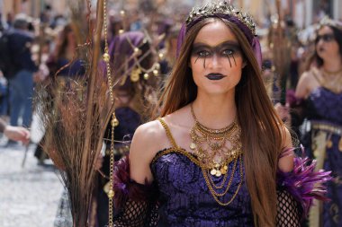 Alcoy, İspanya, 04-20-2024: 1980 'den bu yana uluslararası turizm festivalinde yer alan Moors ve Hristiyan Alcoy geçit töreninde yer alan Aragoneses grubundan savaşçı bir kadının olağanüstü kolay makyajı