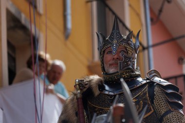 04-20-2024, Alcoy, İspanya: Aragoneses grubundan Hristiyan alferez geçit törenindeki duygularından dolayı kayıp bir görünüm sergiledi. Popüler festivaller 1980 yılından bu yana uluslararası turizm çıkarlarını ilan etti