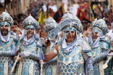 04-20-2024, Alcoy, İspanya: Alcoy sokaklarında geçit yapan Mudejar grubunun özel mangası. Popüler festivaller 1980 yılından bu yana uluslararası turizm çıkarlarını ilan etti