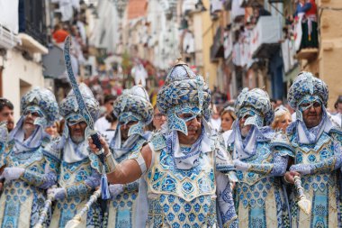 04-20-2024, Alcoy, İspanya: Alcoy sokaklarında geçit yapan Mudejar grubunun özel mangası. Popüler festivaller 1980 yılından bu yana uluslararası turizm çıkarlarını ilan etti