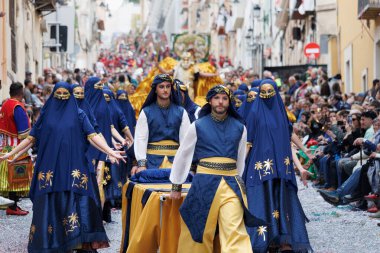 04-20-2024, Alcoy, İspanya: Popüler bir geçit töreninde Mudejares grubuna eşlik eden sokak balesi. Popüler festivaller 1980 yılından bu yana uluslararası turizm çıkarlarını ilan etti