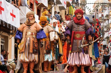 04-20-2024, Alcoy, İspanya: Şövalyeler popüler bir geçit töreninde Mudejar grubundan gelen bir araçta kılıçlarla silahlandılar. Popüler festivaller 1980 yılından bu yana uluslararası turizm çıkarlarını ilan etti