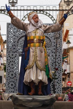 04-20-2024, Alcoy, İspanya: Alcoy caddelerinde geçit töreni yapan Mudejares kumpanyasının kaptanı