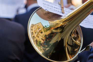 İspanya 'daki Alcoy şenlikleri sırasında bitişik binaların trombon çanlarında yansımalar var.
