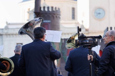 Alcoy, İspanya, 04-19-2024: Alcoy, pasodoble festivali Moors ve Hristiyanlar festivali ile ilgili haberleri aktaran medya çalışanı