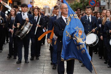 Alcoy, İspanya, 04-19-2024: Union Musical of Planes, pasodoble festivali sırasında belediye binasının girişinde