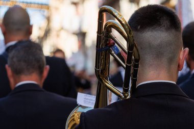 04-19-2024: Alcoy, İspanya festival marşını söylemeden önce pasodoble festivalinde arkadan bir müzik grubunun geçit töreni düzenlemesi