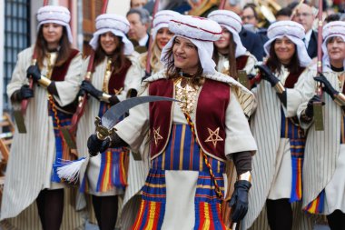 Alcoy, İspanya, 04-20-2024: Fas ve Hıristiyanlar, Diana Fila Marrakesh manga onbaşısıyla geçit töreni