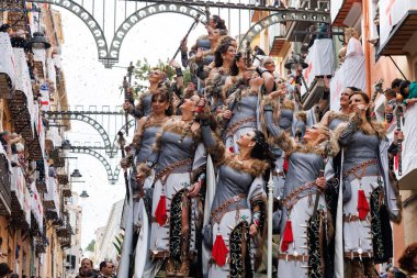 Alcoy, İspanya, 04-20-2024: Mağripliler ve Hristiyanlar, Alcodianos balesi Elit Gabriel Amador