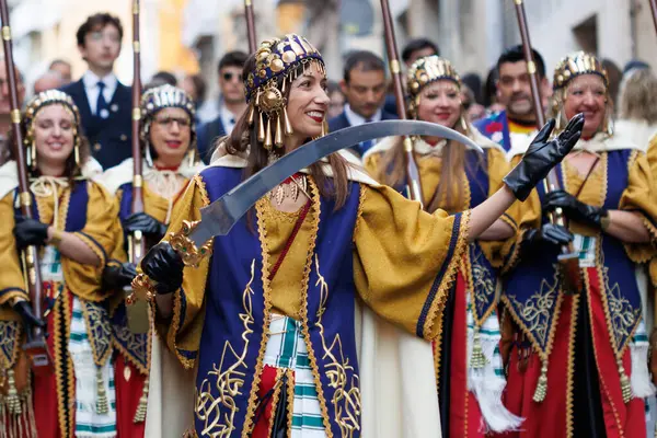 西班牙 2024年4月20日 摩尔人和基督徒与他们的班长戴安娜 利格罗斯一起游行 — 图库照片