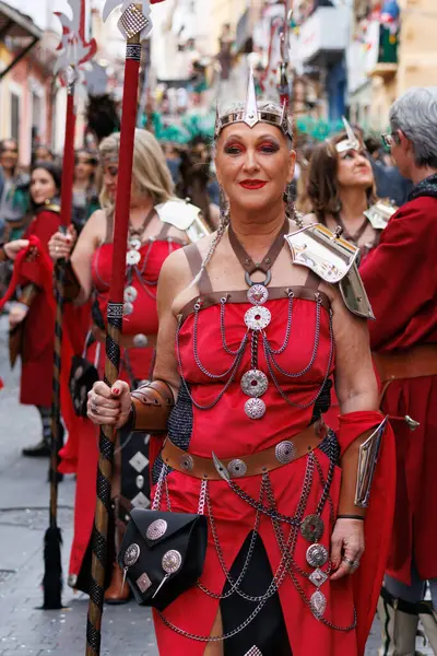酒精中毒 西班牙 2024年4月20日 摩尔人和基督徒 游行队伍中的Alcodianos战士妇女 — 图库照片