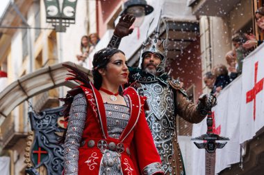 Alcoy, İspanya, 04-20-2024: 1980 'den beri uluslararası turizm festivali olan Moors ve Hristiyan Alcoy geçit töreninde Alcoy grubunun Hıristiyan kaptanı