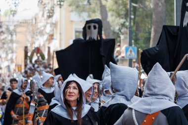 Alcoy, İspanya, 04-20-2024: Guzman 'ların savaşçıları. Bozkır ve Alkolik Hristiyanları