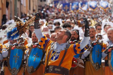 Alcoy, İspanya, 04-20-2024: Fila Asturians neşeli takım liderleriyle geçit töreni. Bozkır ve Alkolik Hristiyanları