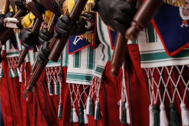 İspanya, Alcoy 'daki Moors ve Hristiyan festivallerinde tanınmayan insanların kıyafetleri.