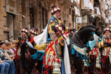 Alcoy, İspanya, 04-20-2024: Özel tim 150. yıl dönümü Fila Ligeros geçit töreni. Bozkır ve Alkolik Hristiyanları