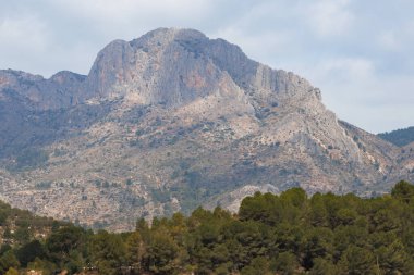 Beniarres rezervuarından Benicadell Dağı 'nın tepesi, İspanya