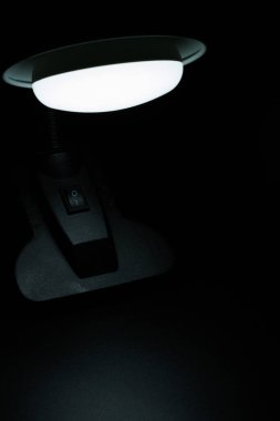 Yolunuzu aydınlatan ışık. Efsane için aydınlatılmış negatif boşluk.