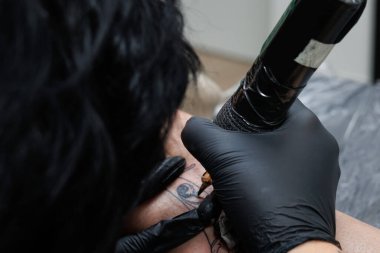 Dövme stüdyosundaki dövme makinesiyle yakın çekim.