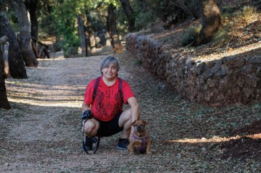 Alcoy, İspanya, 06-16-2024; Fuente Roja doğal parkına fotoğraf ziyareti ve köpekle yürüyüş