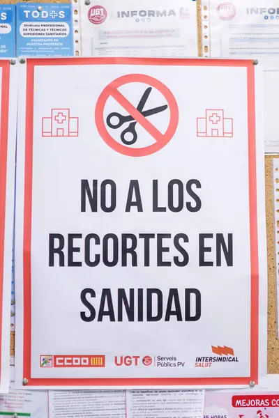 Alicante, İspanya, 07 / 18 / 2024: Alicante 'li Dr. Balmis (İspanya) Genel Üniversite Hastanesi yönetim kurulu sendika afişleriyle bildirisi