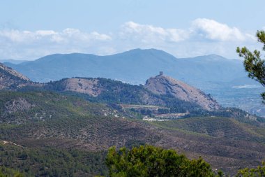Cocentaina Vadisi ve Simat de la Valldigna dağları Alcoy, İspanya 'daki San Cristobal fıtığının arka planındalar.