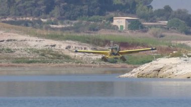 Beniarrs, İspanya, 07-31-2024; Beniarrs rezervuarının su tanklarını dolduran deniz uçağı, Penaguila ve Benasau orman yangınlarına hava desteği