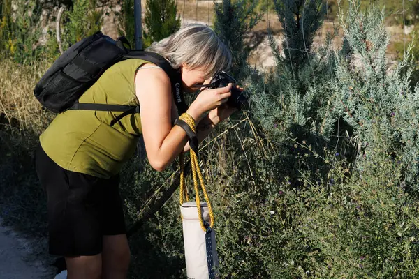 Kadın temel ekipmanlarla makro fotoğrafçılığa başlıyor, Alcoy, İspanya, 08-02-2024