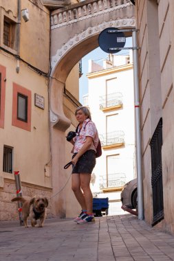 Bocarient, İspanya, 08-10-2024; Ortaçağ Bocairent, Valencia Community, İspanya 'da evcil hayvanlarla turizm ve fotoğrafçılık