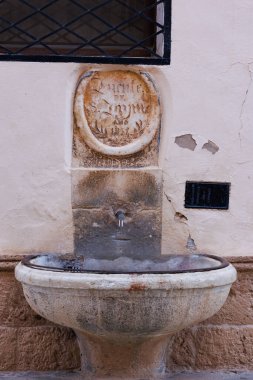 İspanya 'nın Bocairent şehrinin caddesinde eski bir su çeşmesi.