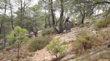 Alcoy, İspanya 'daki Sierra de Mariola doğal parkında tanınmayan bisikletçiler