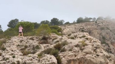 Alt de les Pedreres, Alcoy, İspanya 'daki akbabaların uçuşunu kameralı kadın belgeleri.