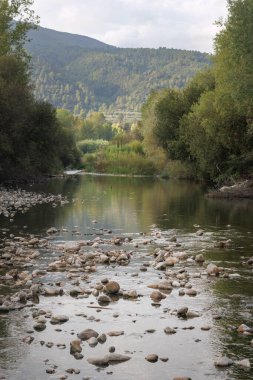 Lorcha 'dan iklim değişikliğinden kaynaklanan düşük su akışıyla geçen Serpis nehir yatağının manzarası, İspanya