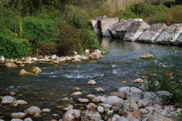 İspanya 'nın Lorcha kentindeki Serpis Nehri' ni geçen köprünün taşması sonucu bina yıkıldı.