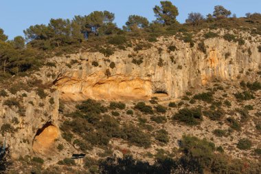 Paleolitik rock sanat sitesi La Sarga, Alcoy, İspanya 'nın mağara manzarası.