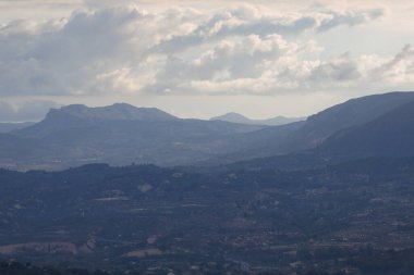 Alcoy, İspanya 'da Alt de les Pedreres' den görülen Safor dağları üzerinde bulutlu bir sabah