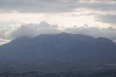 La Serrella dağlarının bulutlu manzarası Alcoy, İspanya 'dan görülüyor.
