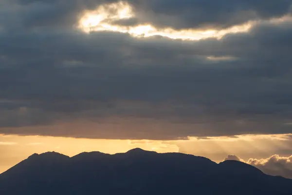 Gün doğumunda La Serrella dağlarının silueti Alcoy, İspanya 'dan görünen bulutlarla