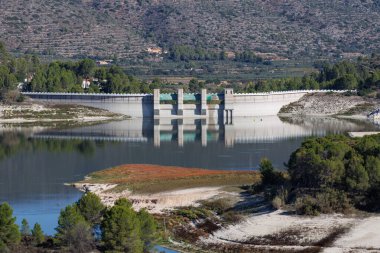 İklim değişikliğinin yol açtığı kuraklıktan dolayı düşük su seviyesinin görülebildiği Beniarres rezervuarının yansıması ve istinat duvarı ile manzara