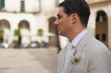 Düğünden önce damadın yüzündeki endişe ifadesi, İspanya