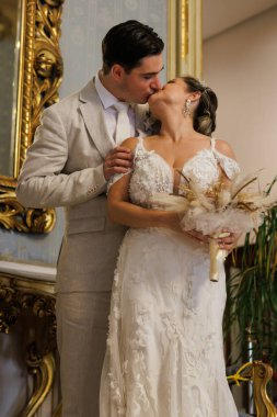 İspanya 'nın Alicante belediye binasının koridorlarında yeni evlilerin öpücüğü.