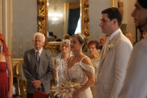 Alicante, İspanya, 08-31-2024: Belediye binasında sivil düğün