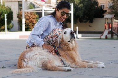 Golden Retriever Richard 'la Alcoy, İspanya' da halka açık bir parkta oynamak.