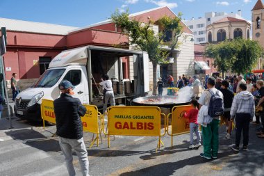 Alcoy, İspanya, 10-19-2024: Comunidad Valenciana Günü 'nde popüler paella sofrito yapmak