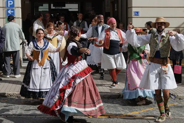 Alcoy, İspanya, 10-19-2024: Valencia halkının geleneksel halk dansı