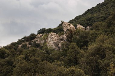 İspanya 'nın Alcoy kentindeki Fuente Roja doğal parkında taşlı bulutlu bir arazi.
