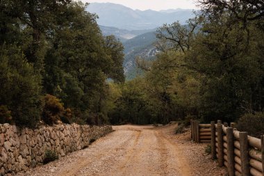 Bulutlu bir günde Alcoy, İspanya 'da Fuente Roja doğal parkının manzarası