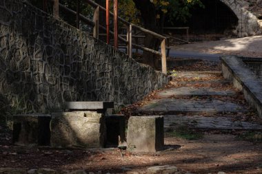 Alcoy sanatoryumunda gölgeli taş piknik alanları, İspanya