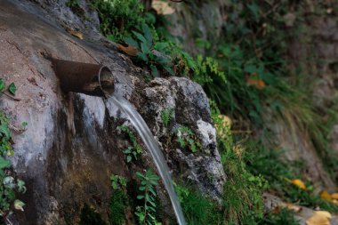 Alcoy Şelalesi 'ndeki paslı bir demir borudan su akar, İspanya